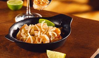 კრევეტები კარაქით და ნივრით