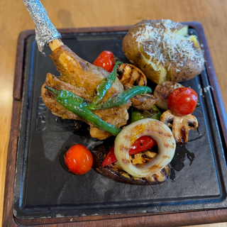 ჩაშუშული ბატკნის ბარკალი გამომცხვარი კარტოფილით