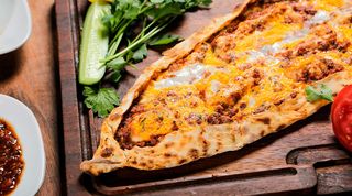 Пиде с фаршем и яйцом