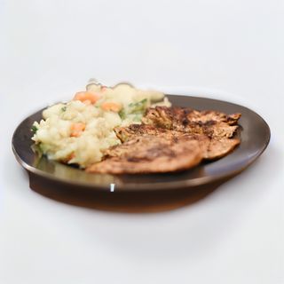 Pileći file s prilogom