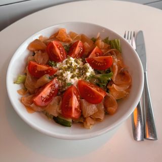 Салат з лососем (250 г)