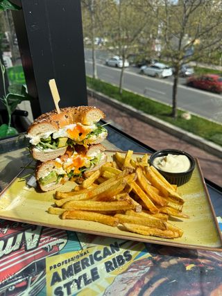 Bagel cu ou si avocado (combo)