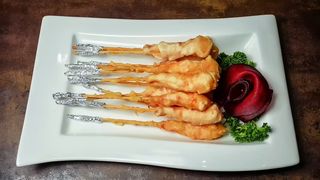 Очищенные креветки на шпажках