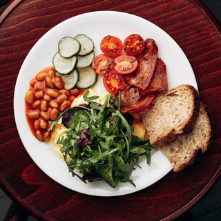 Скрембл з беконом, квасолею та овочами