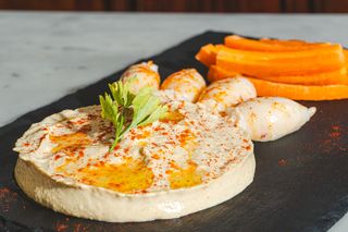 Hummus de lentejas con chipirones rellenos