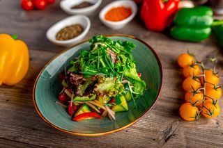 Салат из свежих овощей с маслом