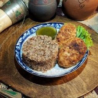 კოტლეტი შერეული ფარშით წიწიბურას გარნირით