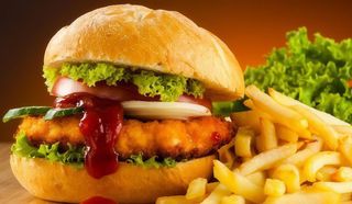 Hamburguesa de pollo con ensalada y patatas