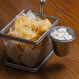 Картофельные дольки с соусом Айоли