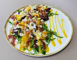 Салат з сезонними ягодами або фруктами