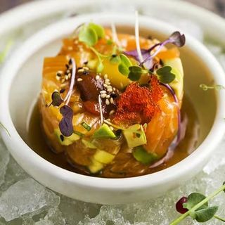 Tartar de salmón con erizo de mar