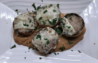 Champiñones rellenos/Stuffed mushrooms