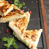 ხრაშუნა პიტას პური ყველით და ბოსტნეულის სალსათი/Crispy pita bread with cheese and vegetable salsa