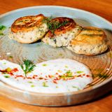 ხაჭოს და ისპანახის მაჭკატები (სირნიკი) იოგურტის და ნივრის სოუსით/Cottage cheese and spinach fritters (syrnik) with yogurt and garlic sauce