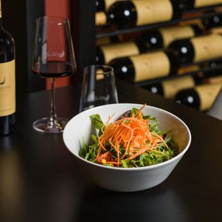 La vegetariana con insalata misticanza