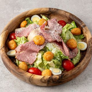 Цезарь с кониной и мини баурсаками с посыпкой из курта (250г)