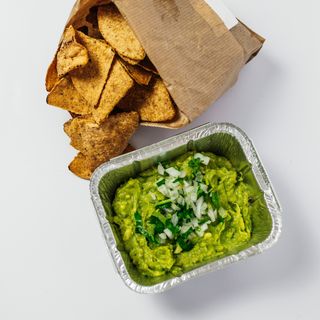 Totopos con Guacamole