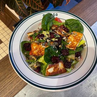 Салат зі смаженим халумі та в'яленою вишнею (200г)