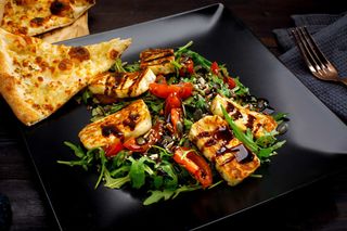 Salata cu Halloumi grill