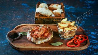 Gurmanska pljeskavica, pekarski krumpir s lepinjom