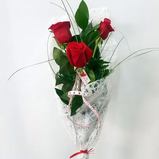 3 rosas rojas