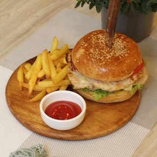 Бургер с куриной котлетой + картофель фри + кетчуп