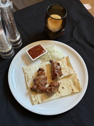 Шашлик зі свинячого ошийка з соусом сацебелі (200/50/50г)