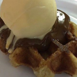 Gofre Con Dulce De Leche Y Helado (1 Bola)
