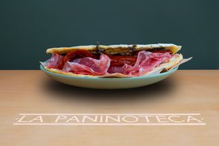 13 Salame, brie, pomodori secchi e paté di olive