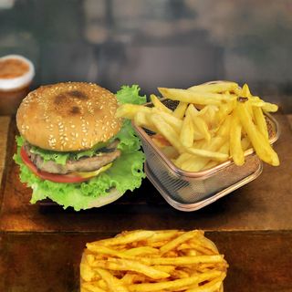 Телешки бургер с чедър (300г)