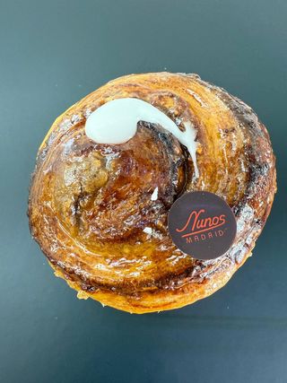 Rol De Canela Relleno De Crema De Frutos Secos Y Canela