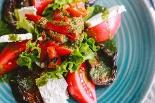 Грилован Aubergine, розови домати,... (250г)