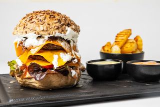 Burger organski juneći tripli
