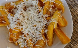 Пържени картофи със сирене лодка 300г)