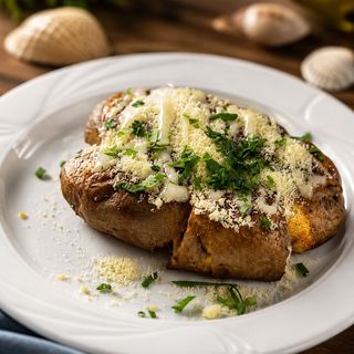 Cartofi copti cu usturoi si parmezan