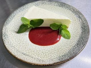 Чізкейк з полуничним соусом (140/30g)