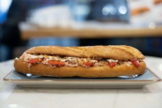 Bocadillo z TUŃCZYKIEM (50 g), papryką i sosem ALLIOLI