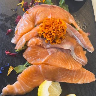 Carpaccio di salmone con filange di mela e salsa di soia 