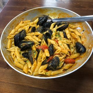 Penne o paccheri con pomodorini datterini, cozze e bottarga