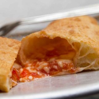 Pizza fritta pomodoro, mozzarella