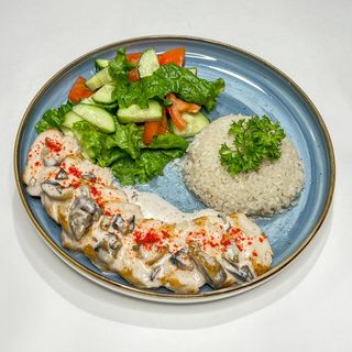 Куриный стейк с рисом и грибным соусом