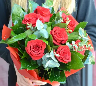 Buchet cu 7 trandafiri rosii