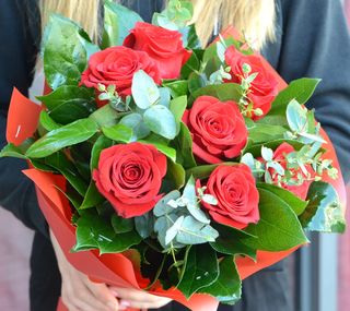 Buchet cu 7 trandafiri rosii