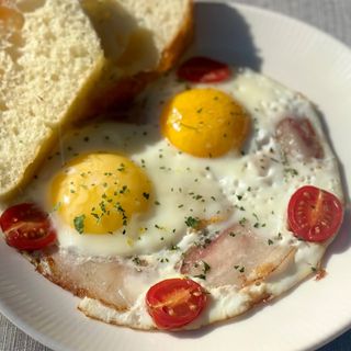Eggs with homemade bacon and tomato 