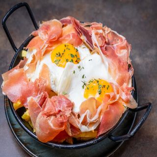 Huevos rotos con jamón (ración)