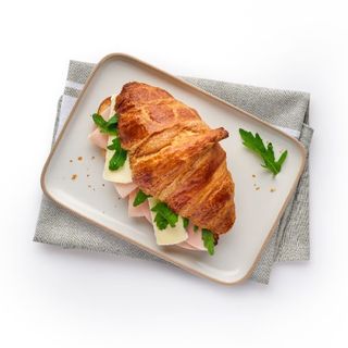 Croissant Folhado Cereais Fiambre de Perú e Brie