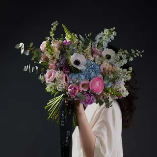 Buchet A symphony of blooms