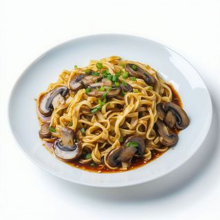 Tallarines Fritos Con Setas Y Bambú