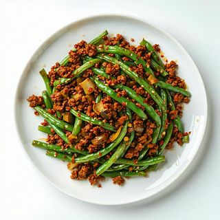 fagiolini saltati con melanzane e carne tritato piccante Piccante