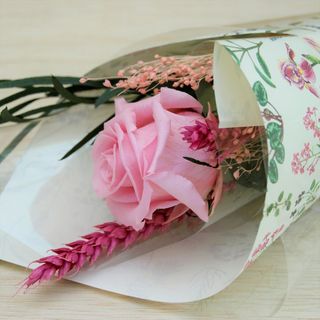 Una Rosa en color Rosa preservada en bola cristal 